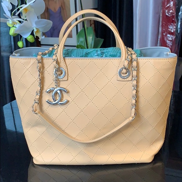 CHANEL Tote - Picture 2 of 15